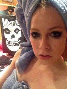 Avril Lavigne bathroom selfie