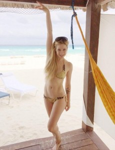 Avril Lavigne bikini sexy