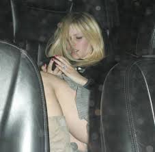 Avril Lavigne drunk cameltoe