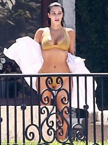 kim-kardashian-bikini-paparazzi