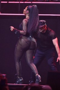Nicki Minaj on stage booty