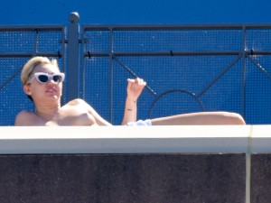 miley-cyrus-paparazzi-topless