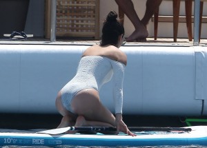 Kendall Jenner boobs candids
