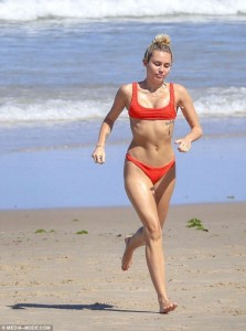 Miley Cyrus sexy bikini